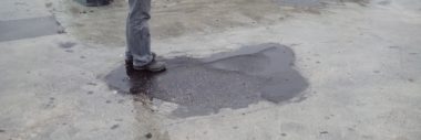 Reparasjon av slaghull i asfalt.